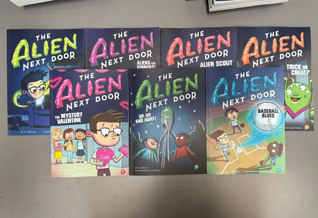 The Alien Next Door（隔壁的外星人系列）