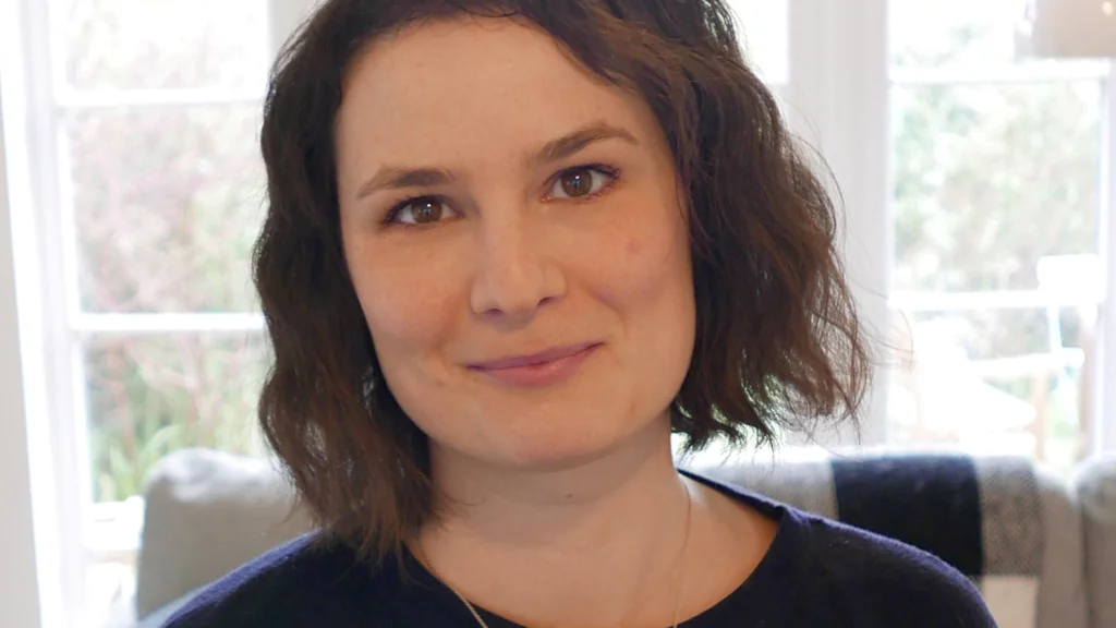 Katya Balen：“用温柔笔触书写脆弱与坚韧的童年”