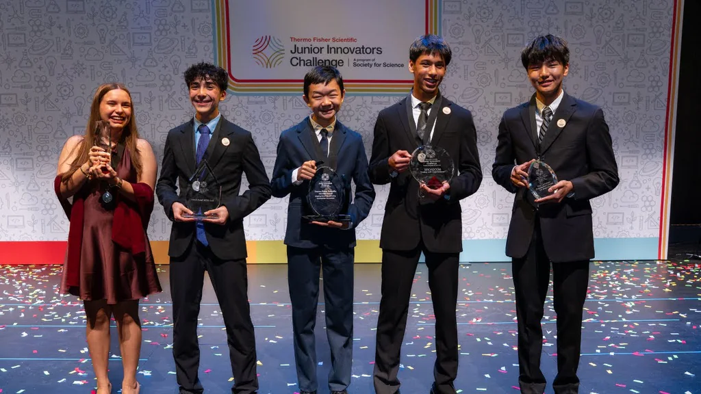 从校园实验到全国竞赛：JIC 让中学生踏上科研的第一步